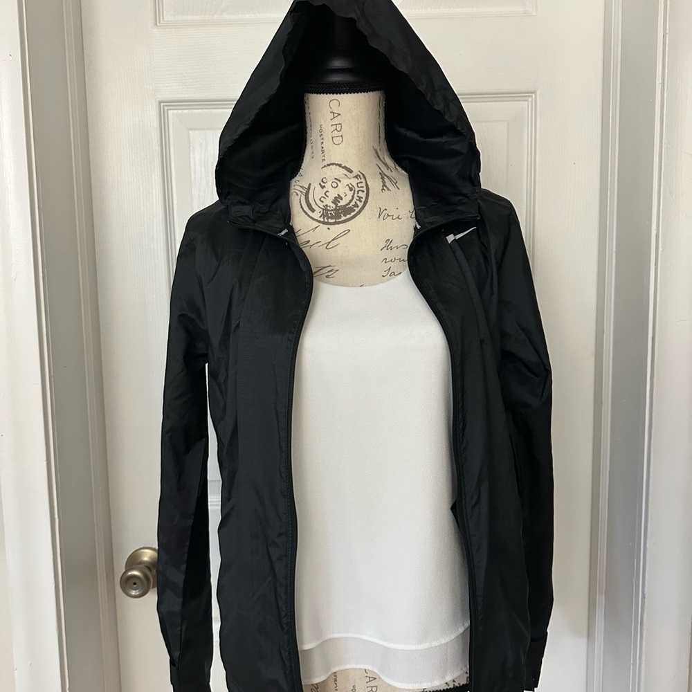 Nike Essential
Women's Running Jacket- windbreaker